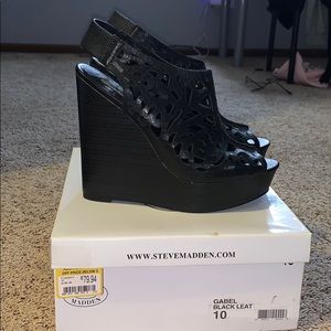 Black wedges